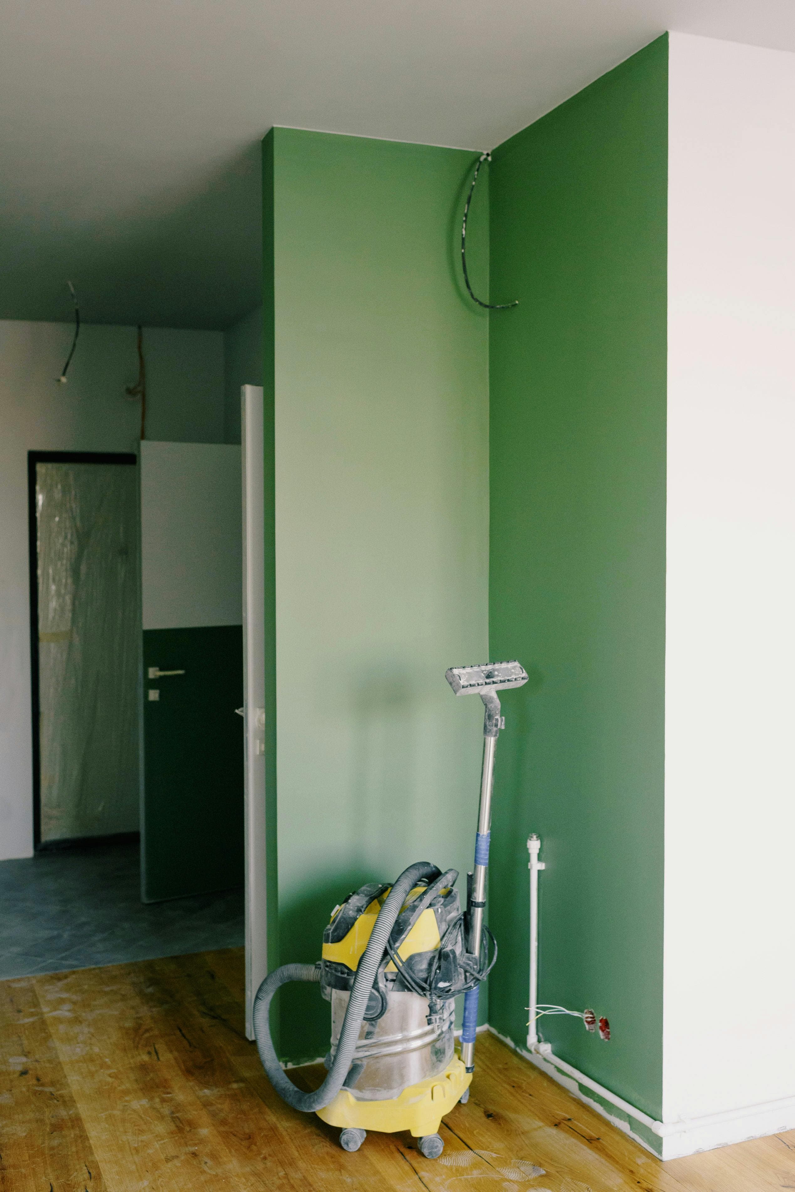 Molerski radovi — farbanje zida Beograd